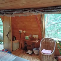 樹屋內的藤椅、窗景與生活空間