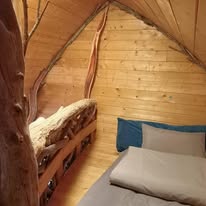 溫暖木質樹屋房間與雙人床